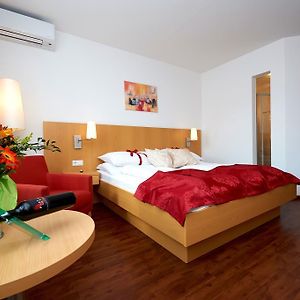 Zimmer mit Kingsize-Bett